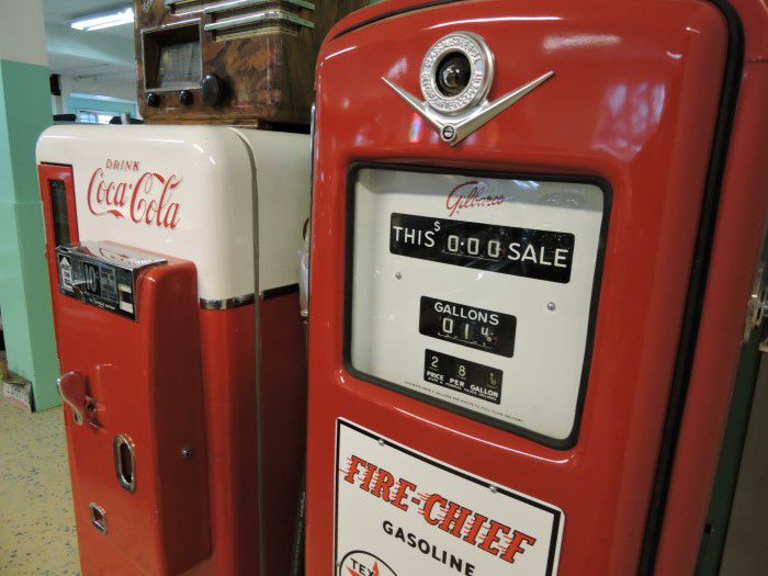 Coca-cola automat + bensinpump